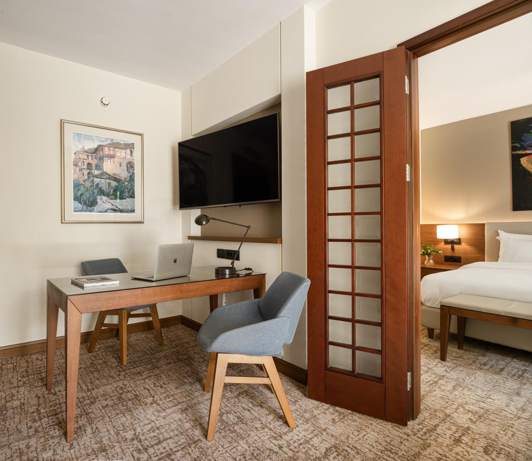 Hotel Hyatt Regency Tesalónica Exterior foto A sliding door in a hotel room