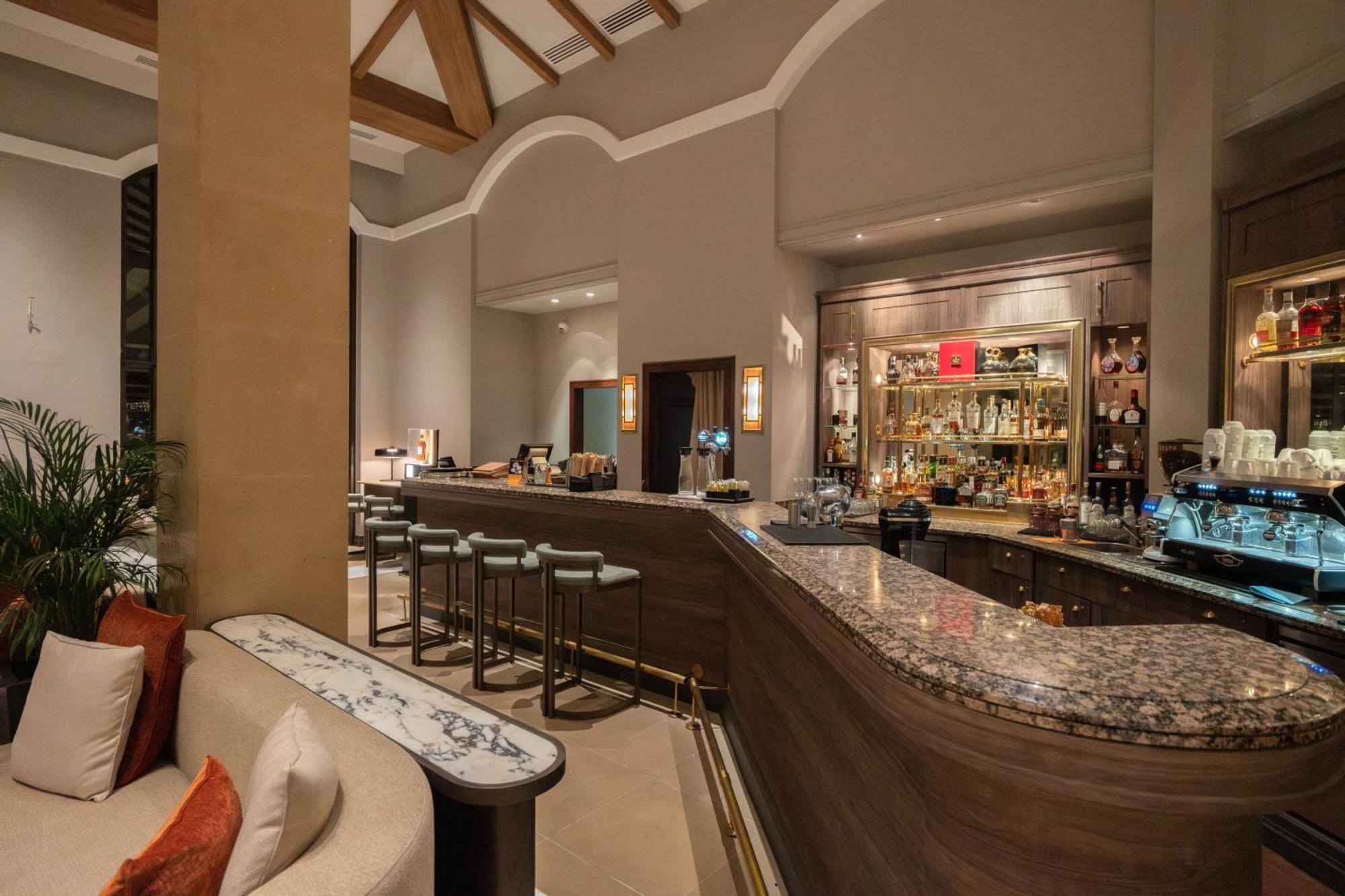 Hotel Hyatt Regency Tesalónica Exterior foto The bar at the lobby